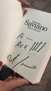 Roberto Saviano presenta bacio feroce alla Feltrinelli di Genova